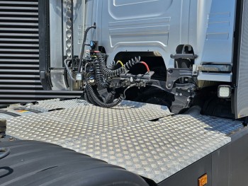 P410 6x2/4 / HYDRAULIC / FULL AIR / LIFT STEERING AXLE